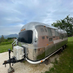 Caravane Airstream 1972 américaine double essieux transformée beauty truck 8,20m occasion