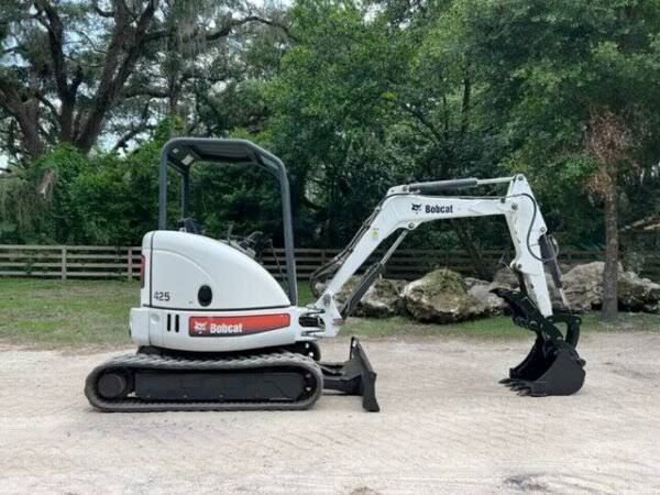 Bobcat 425G, (2008), 2095 heures, 2.7T + 4 Godets – occasion