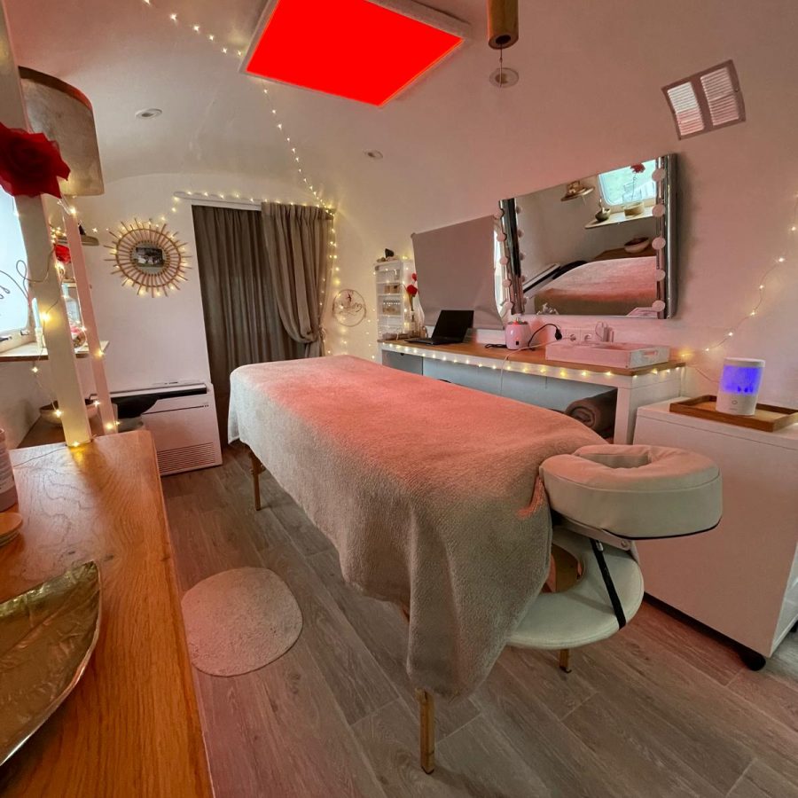 Caravane Airstream 1972 américaine double essieux transformée beauty truck 8,20m occasion