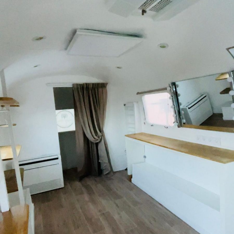 Caravane Airstream 1972 américaine double essieux transformée beauty truck 8,20m occasion