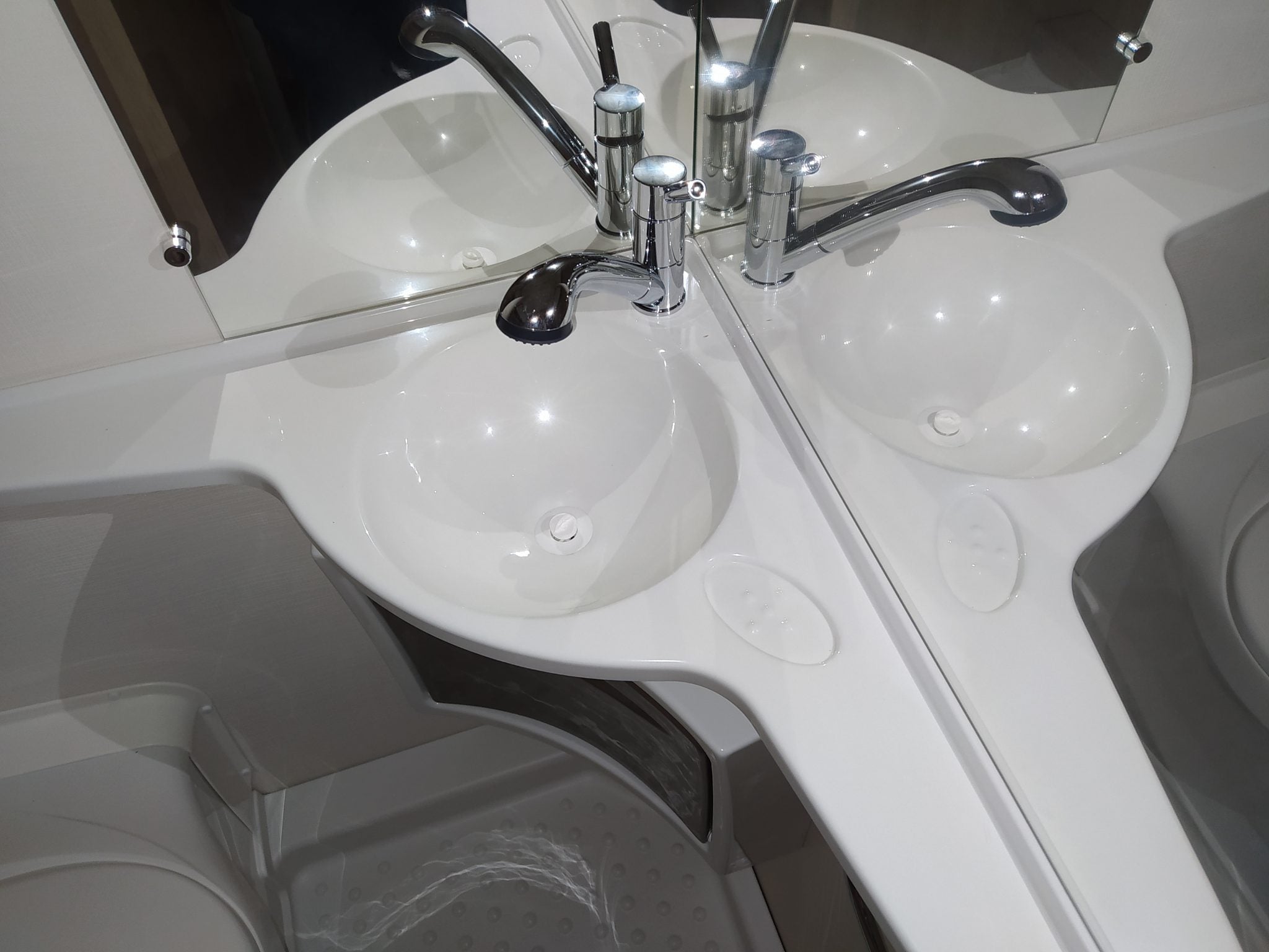 Caravane Caravelair 2019 – 4 couchages – Simple essieu – 6,70 m – Avec auvent et solette occasion