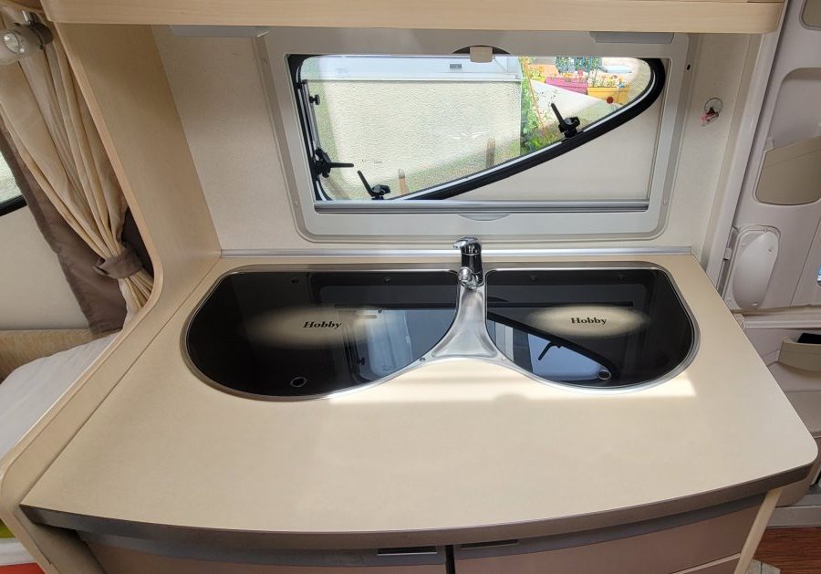 Caravane Hobby 2010 3 places simple essieu avec auvent et déplace-caravane occasion