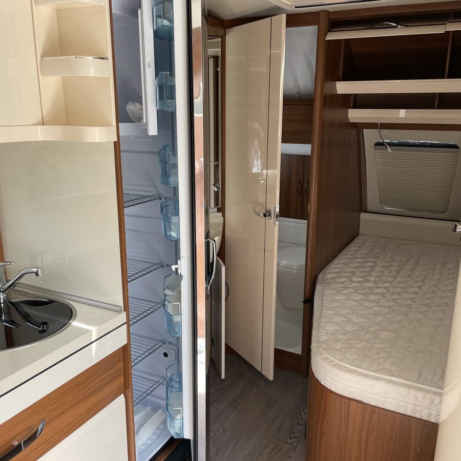 Caravane Hobby 495 UFE Excellent 2020 – 4 couchages – Simple essieu – Avec auvent occasion