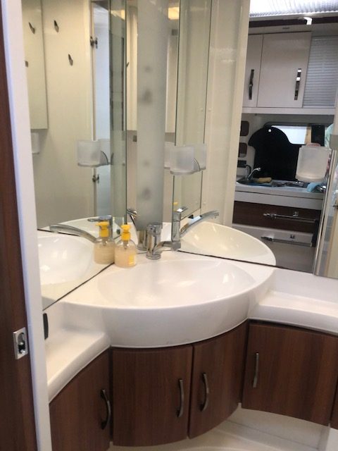 Caravane Hobby 540 UFF 2019 – 4 couchages – Simple essieu – 7.46m occasion