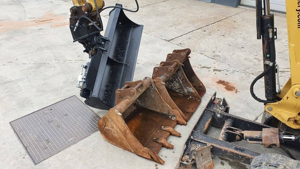 Caterpillar 302.2D, (2013), 2 468 heures, 2.1T + 3 Godets – occasion