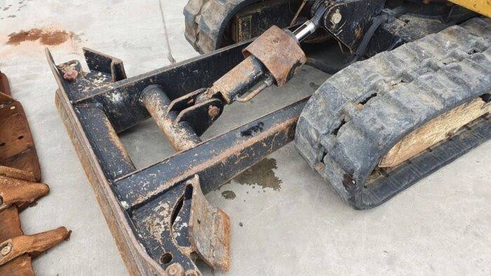 Caterpillar 302.2D, (2013), 2 468 heures, 2.1T + 3 Godets – occasion