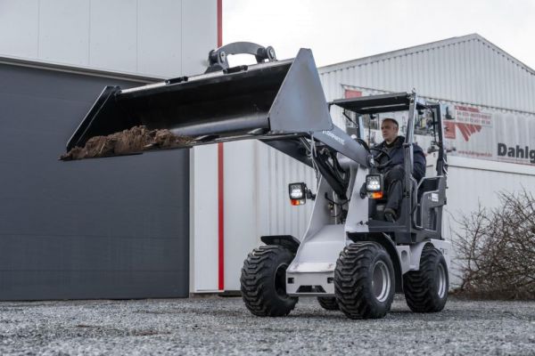 Chargeuse sur pneus CT-W12I – 1200 kg, direction articulée, godet & attache rapide neuve