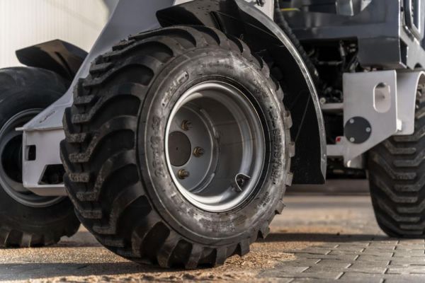 Chargeuse sur pneus CT-W12I – 1200 kg, direction articulée, godet & attache rapide neuve