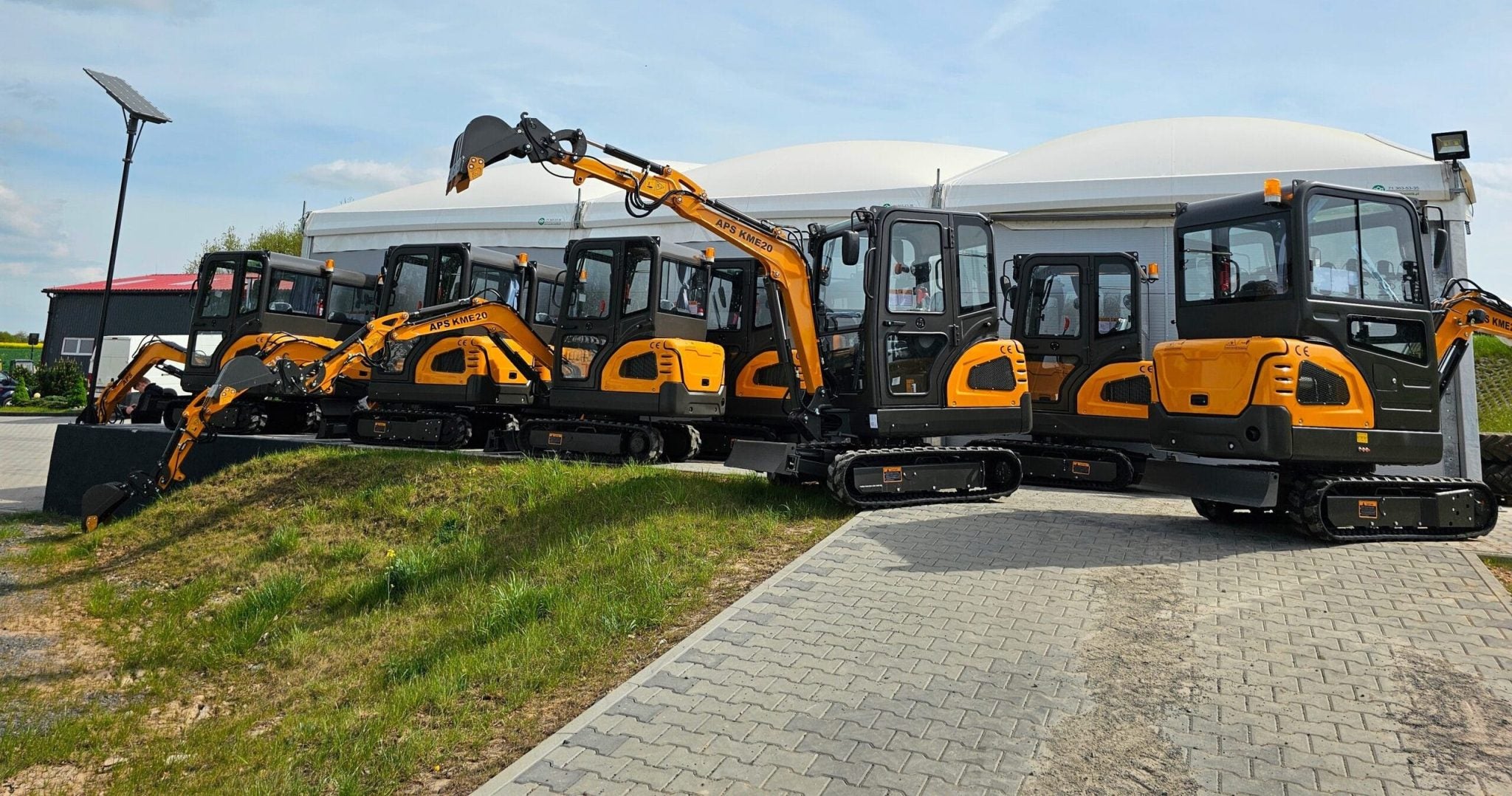 Mini-pelle APS KME20 2000 kg bras pivotant chenilles caoutchouc moteur diesel 20 CV Stage V neuve