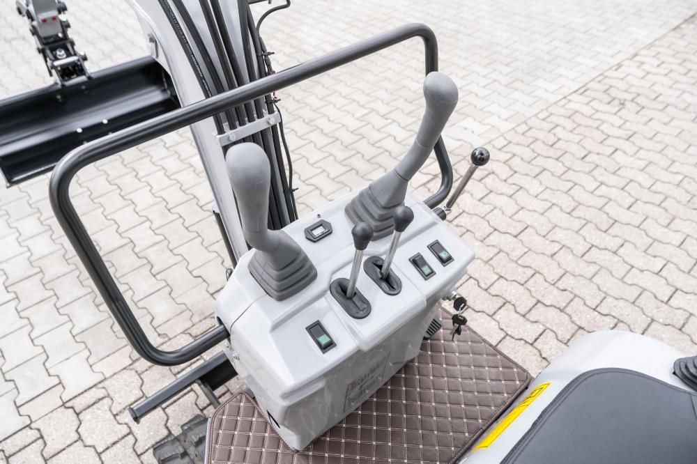 Mini-pelle Bobmaster Plus – 970 kg, diesel, bras articulé, châssis réglable neuve