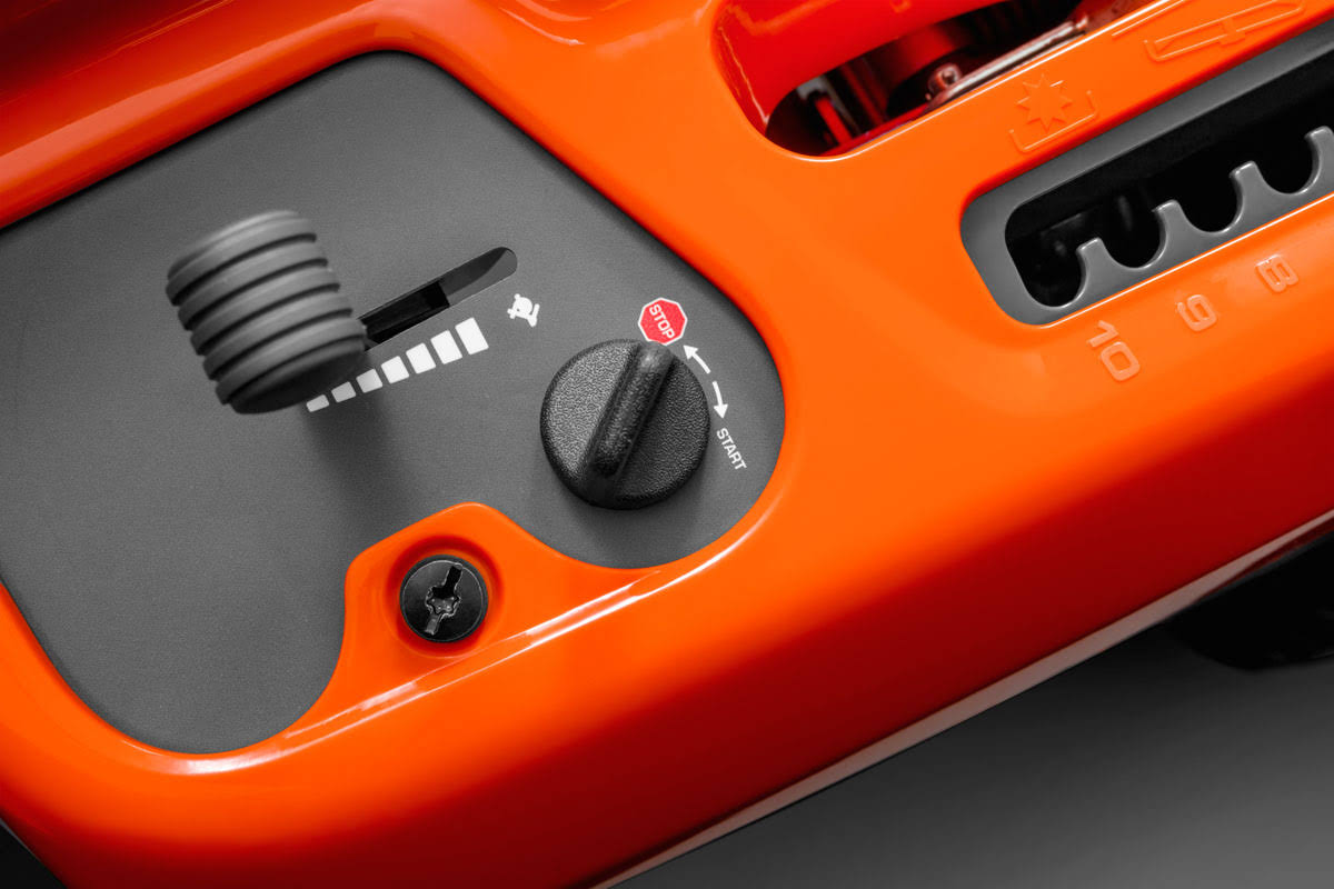 Tracteur à essence Husqvarna R 214TC + plateau de coupe Combi 94