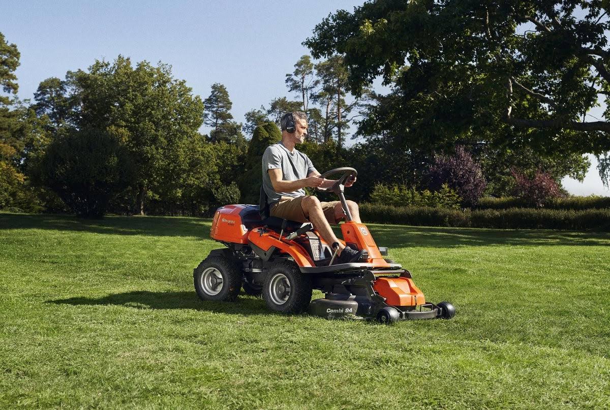 Tracteur à essence Husqvarna R 214TC + plateau de coupe Combi 94